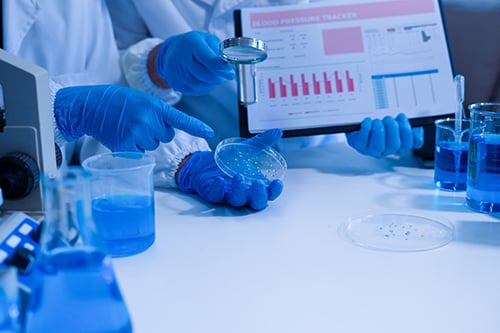 Laborant houdt test tube vast